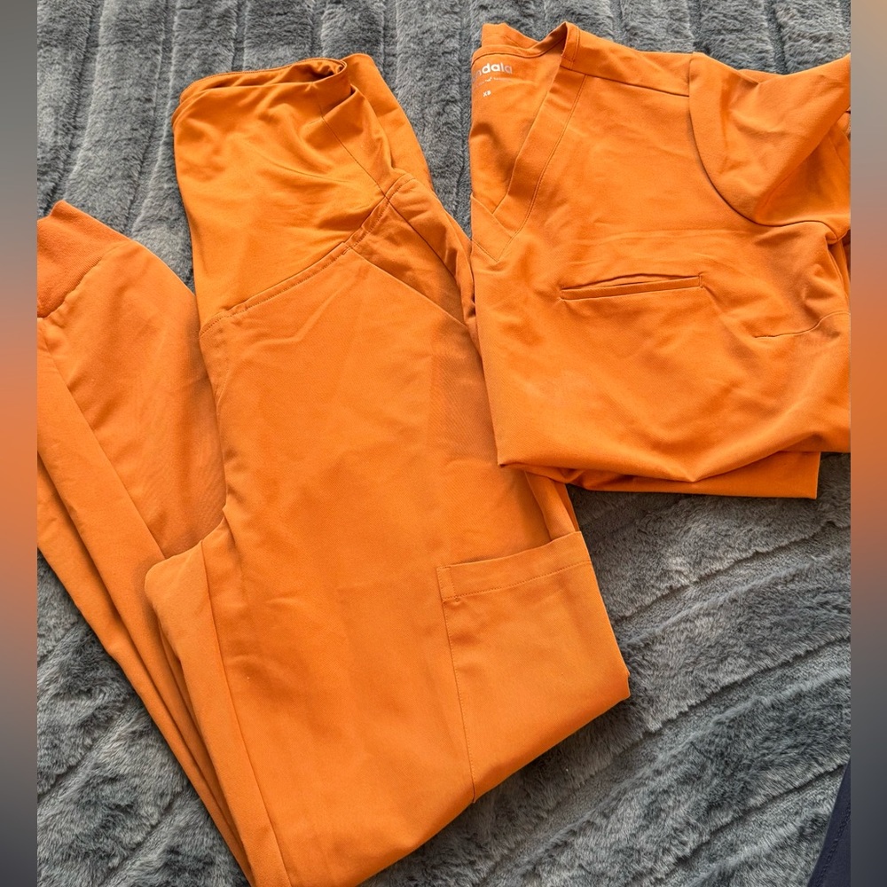 NWOT mandala SET maternity xs scrub top & joggers set in ✨pecan✨